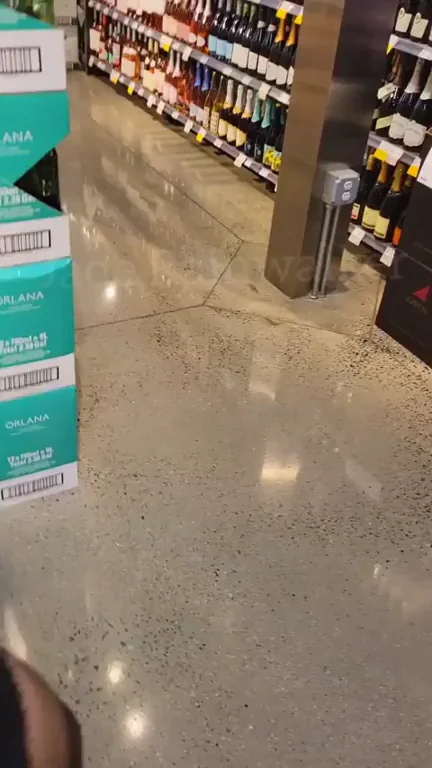 It's not a proper trip to the store without a booty flash (F)