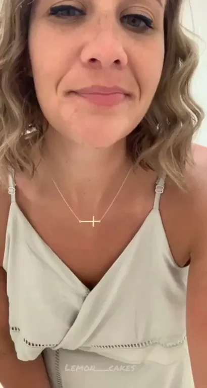 Lemmon_Cakes: Flashing my holy hole at church [GIF]