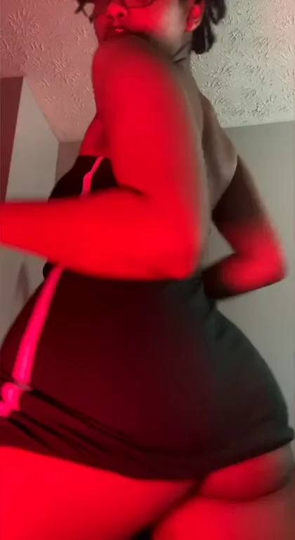 Thick Ebony Babe Teases Her Juicy Ass 🍑🔥