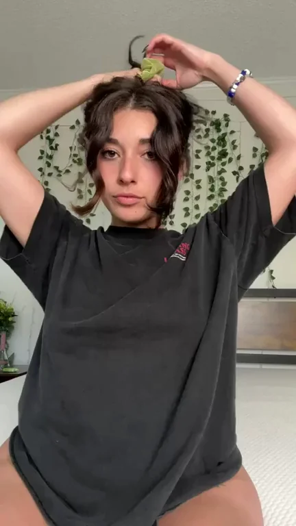 (f) scrunches, big t-shirts, and wubby musicðŸ’–😁‡
