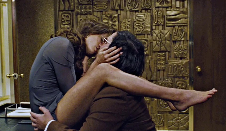 Amy Adams' Steamy Makeout in American Hustle - Legs Up Hottie Action