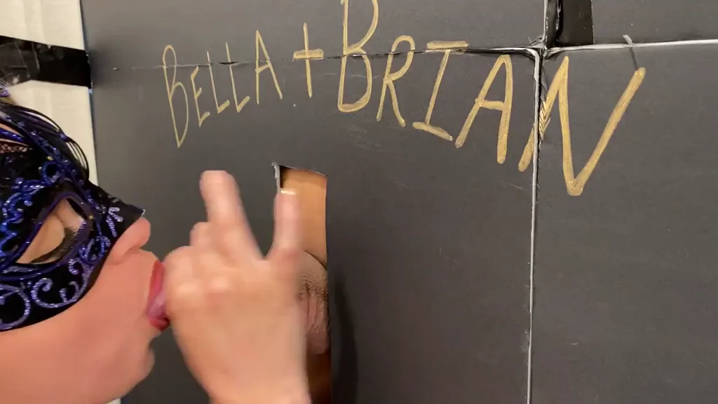 Fan loses virginity at the gloryhole