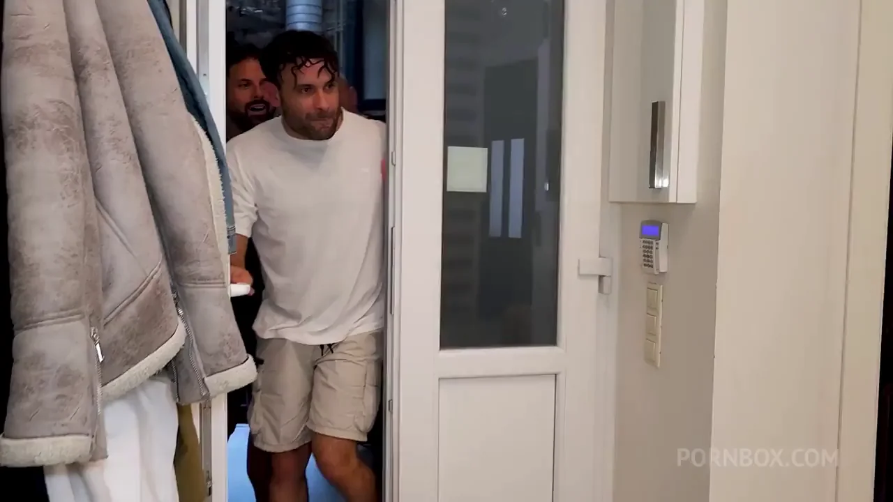 Vittoria Divine Stuck in Doorway and Ass-Fucked Hard