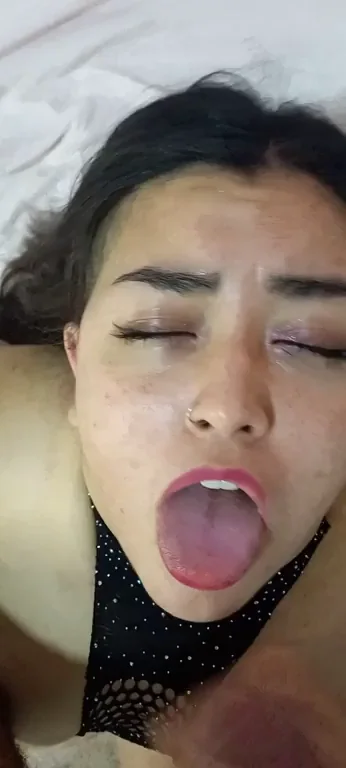 Taking this huge and thick load on my face and mouth 🤤©