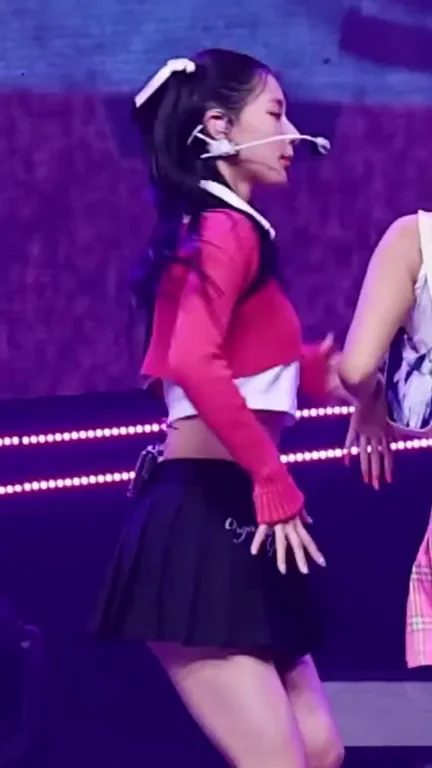 Miyeon (G)I-DLE Teases in Tiny Skirt on Stage