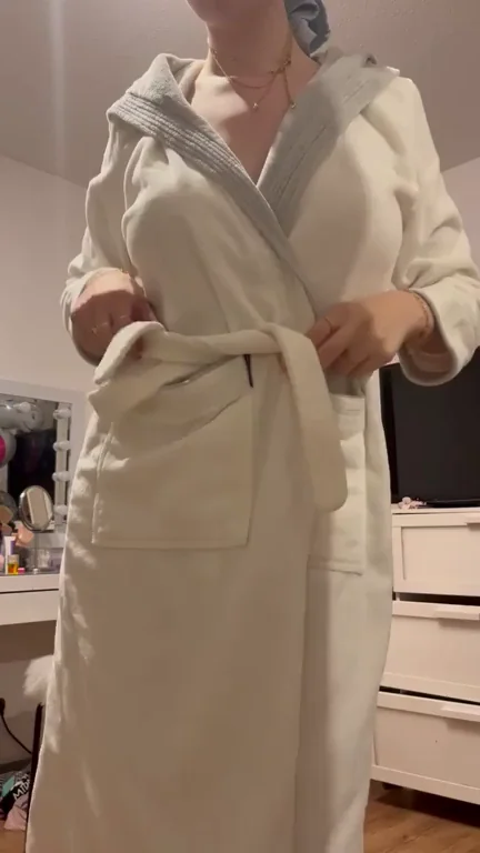 Freshly Showered Slut Opens Robe for Tits Tease 😘🛁