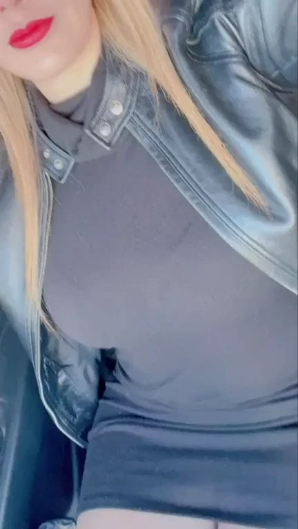 Who wants a live naughty pic from the office??? Link below