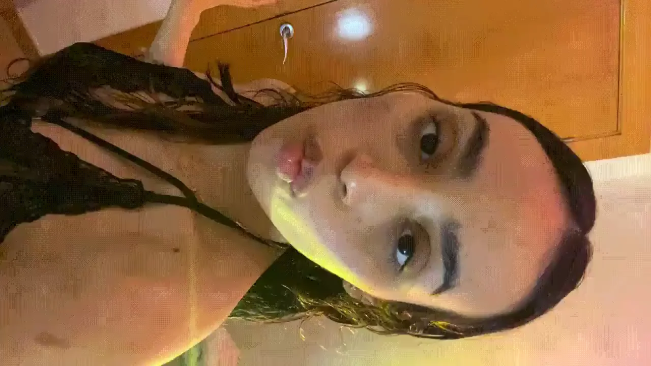 We could have ALOT of fun playing in bed🥵❤