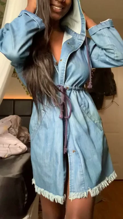 Ebony Babe's Hoodie Tit Reveal Makes You Throb 😈🍆💦