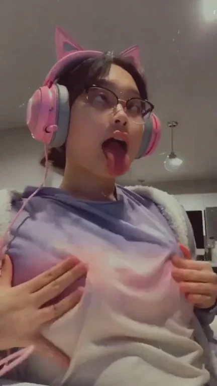 18[F] I'm Asian, SHS, 5'3, I just want you to know this[me]hot asian will make you cum so hmu babe??