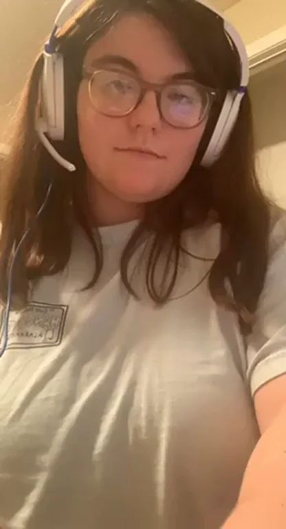 chub nerdy gamer girl titty [drop]