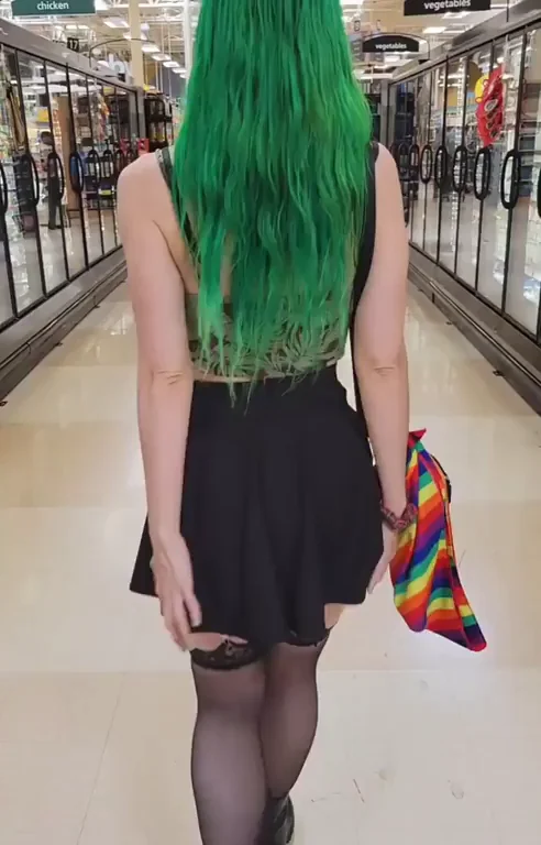 Flashing in public is one of life's simple pleasures [GIF] [F]
