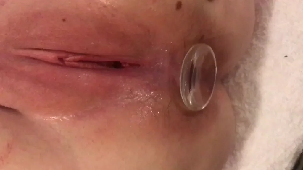 Pulling My Shiny New Butt Plug Out 😈🍑