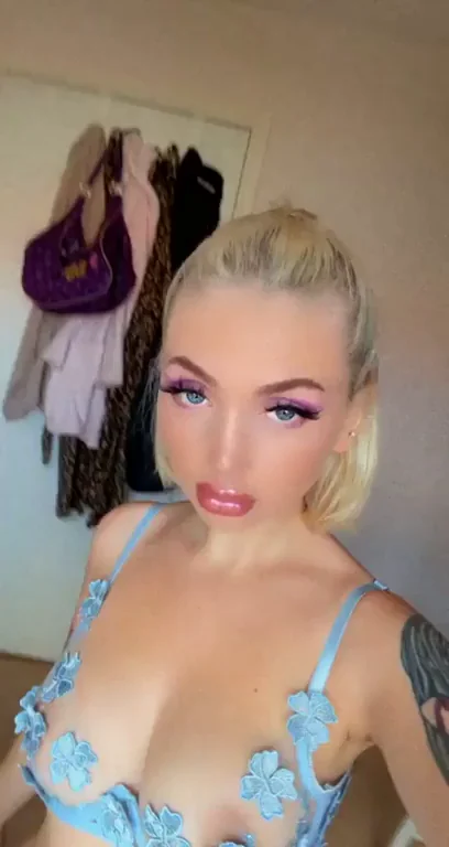 Izzy's Teasing Blonde Petite Slut Vibes from Sweden 😘💙