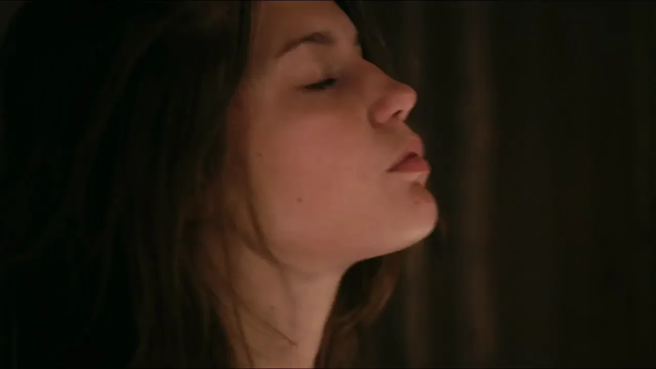 LÃ©a Seydoux & AdÃ¨le Exarchopoulos - Extra mile plots in Blue is The Warmest Color (2013)