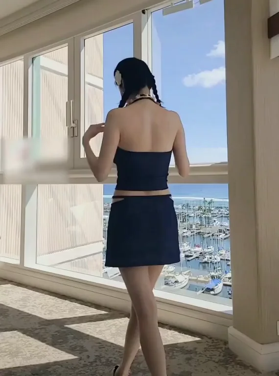 Seohyun's Naughty Kpop Tease in Tiny Skirt 😈🔥