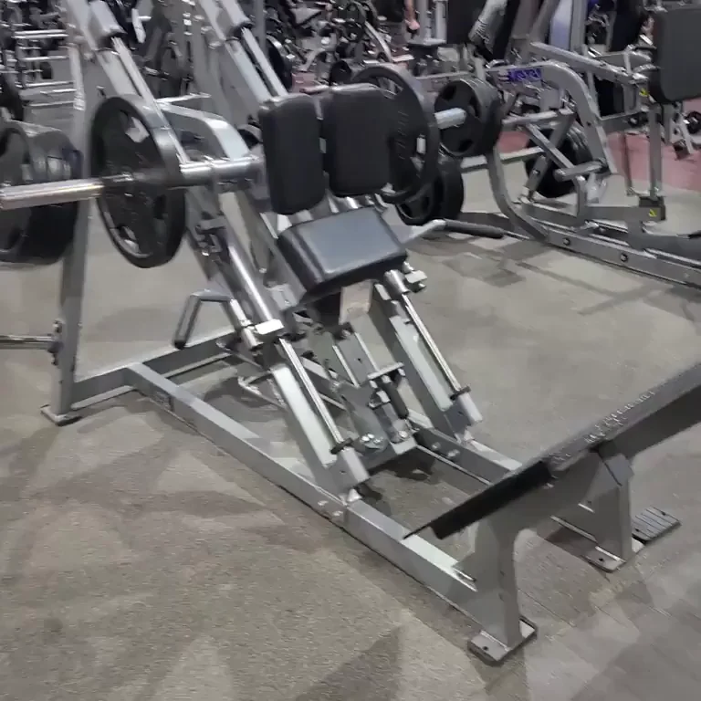 Gym Slut Flashes Massive Tits 😈💦