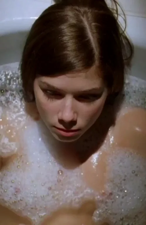 Nikki Sanderson's Steamy Bathtub Pussy Peek 🛁💦👀