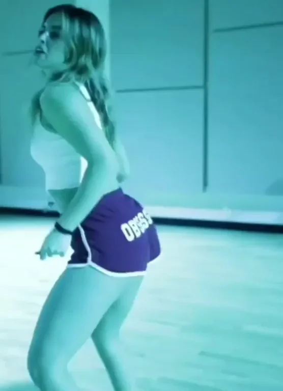 Addison Rae's Juicy Ass in Tight Shorts Drives You Wild! 🍑🔥