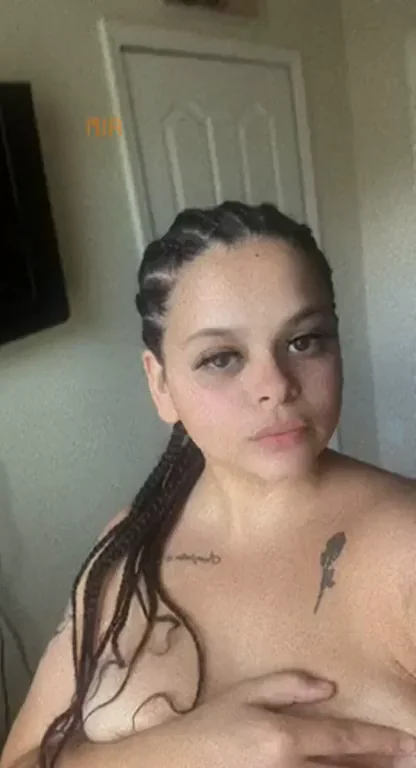 Snapchat Slut Mia's Teasing Tit Flash & Videochat Deals @adoseofmia1997
