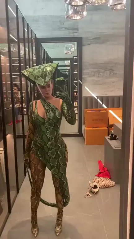 🍑 Kylie Jenner's Juicy Snake Bodysuit Booty Tease 💚🔥
