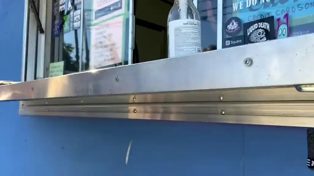 I wonder if the server noticed? I hope he did ? [GIF]