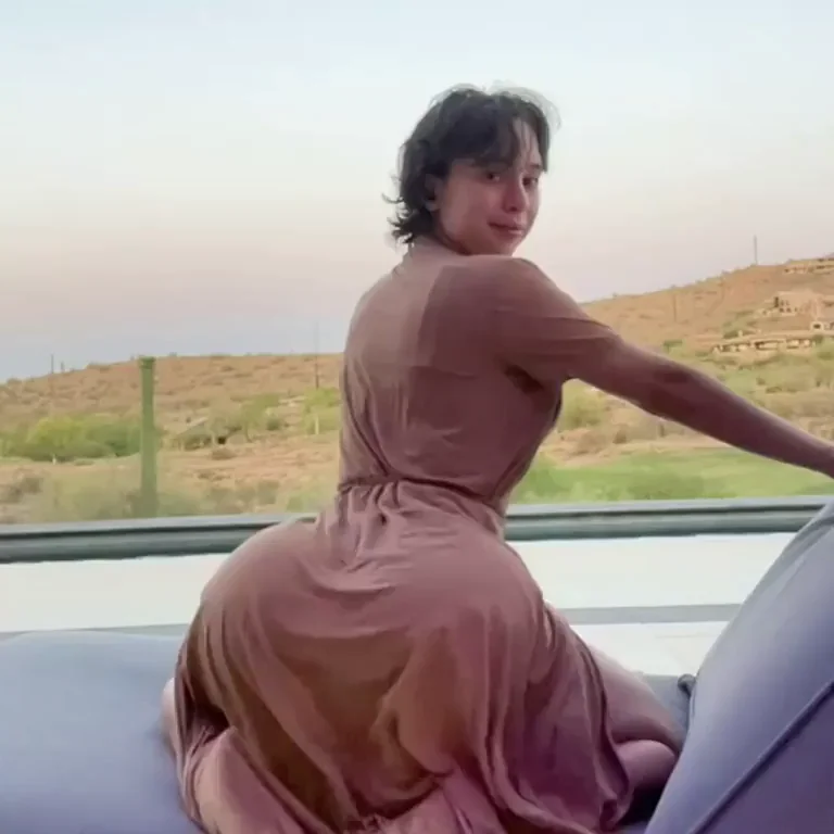 🍑 Juicy Thick Ass Tease in the Car 🚗💦
