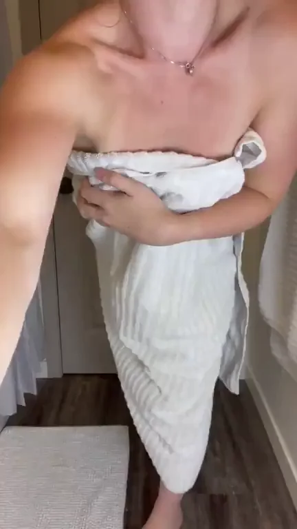 Ski Bunny Tease: Towel Drop to Juicy Ass Reveal!