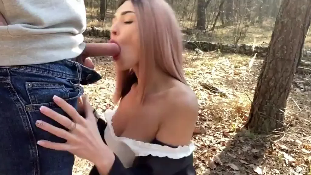 Outdoor blowjob from sexy babe