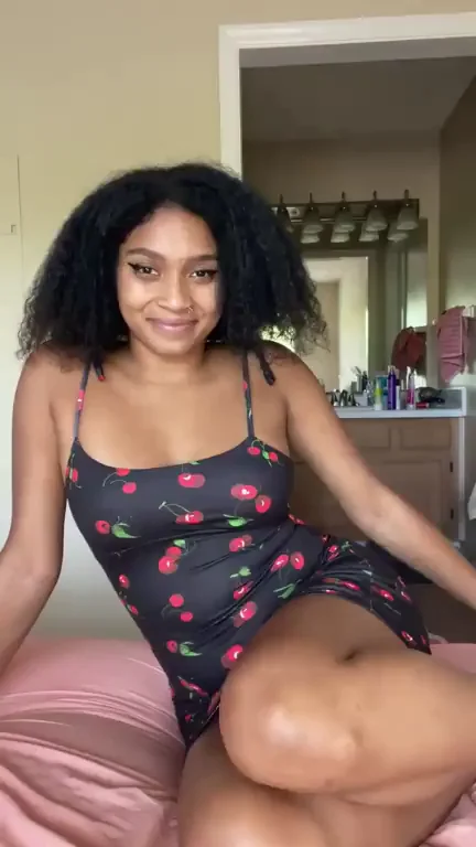 No Panties Tease: Sneak That Pussy Peek 😈🍑