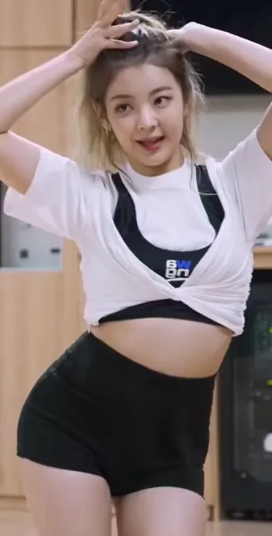 🔥 ITZY Lia's Thicc Ass Dance Tease 💦