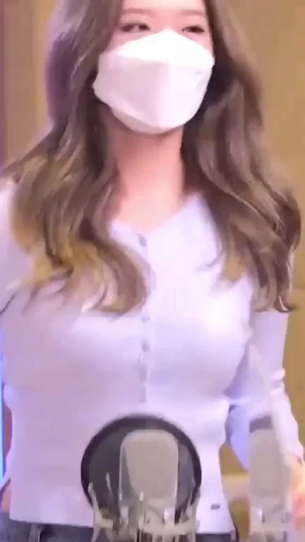 Olivia Hye's Masked Mic Tease - LOONA Slut Vibes
