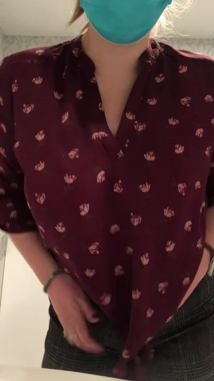 let’s celebrate flash Friday with a quickie in the bathroom ?