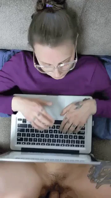 🔥 Checking Emails While Her Juicy Pussy Gets Freeused 😈💦