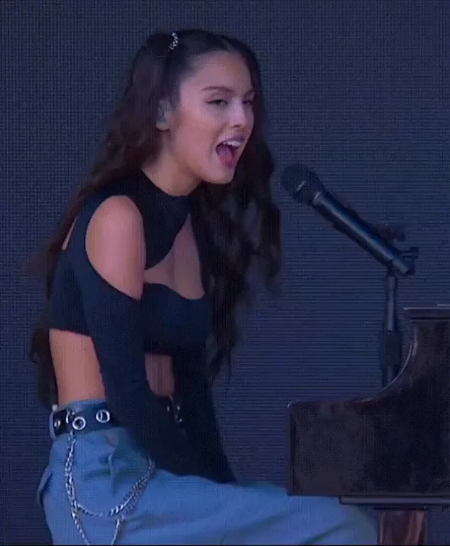 Olivia Rodrigo's Jiggling Tits on Stage 🔥🍈🍈