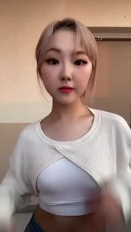 🔥 GWSN Seokyoung Teasing Tongue & Tits in Sexy White Crop 😍