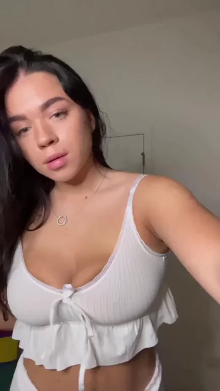 Can this 18yo virgin please grind on you instead? It might not fit at first but that's all part of the fun 🤤