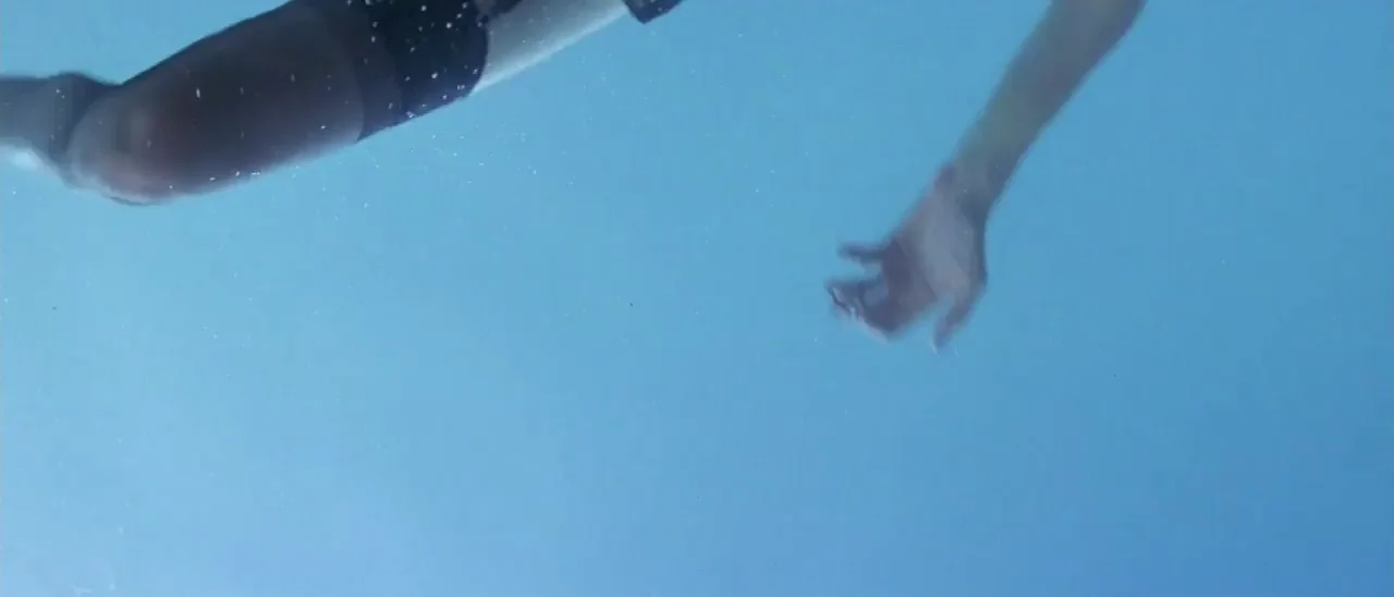 Angelina Jolie’s Steamy Underwater Kiss 💋🌊 Non-Nude Tease from Hackers (1995)