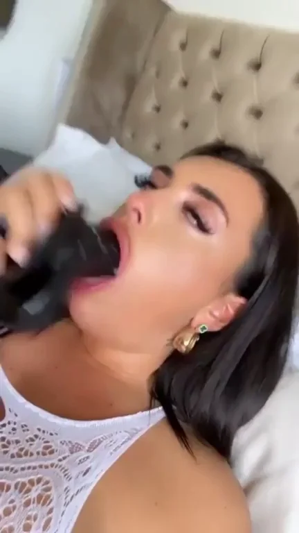 🇵🇰 Pakistani Throat Goat Slurps Huge Black Dildo 💦👅