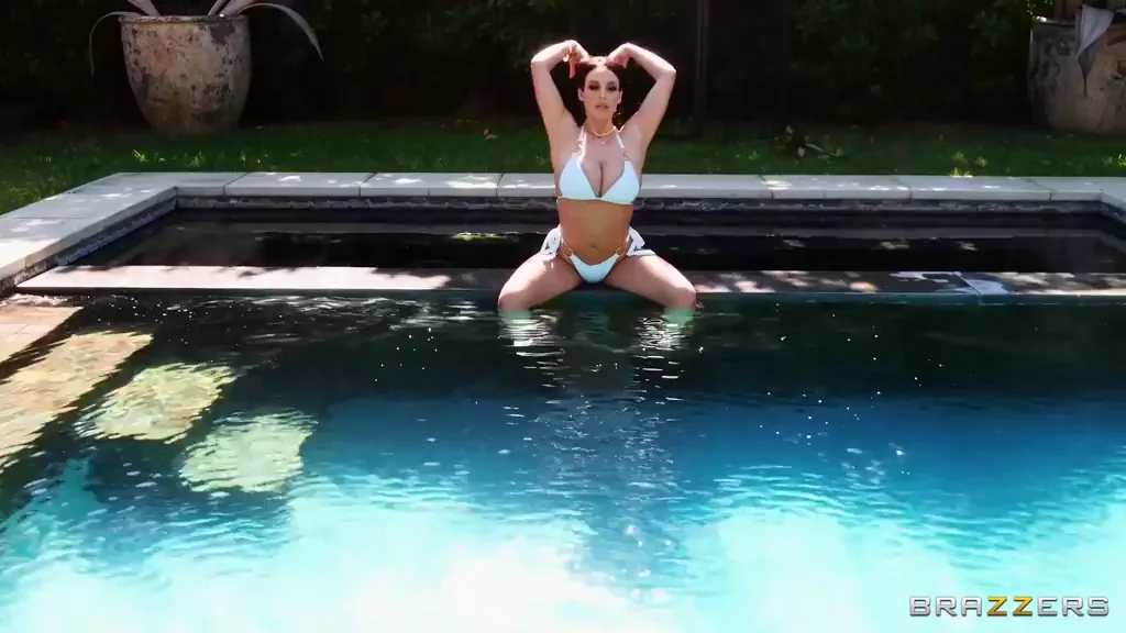 🍑 PAWG Angela White Slurps Balls in Poolside Threesome BJ 🔥