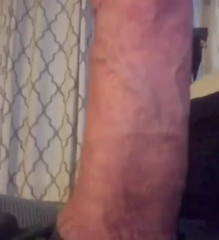 What’s hiding behind my big fat cock ????