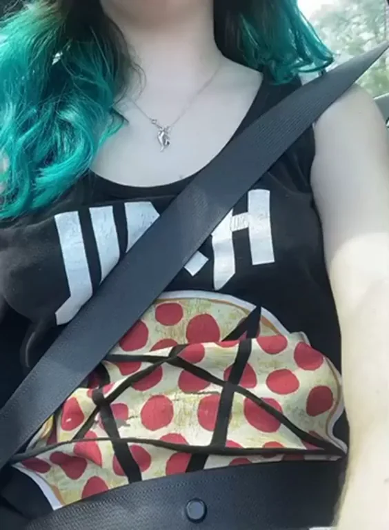 Flashing My Juicy Natural Titties in the Car 😈🍕