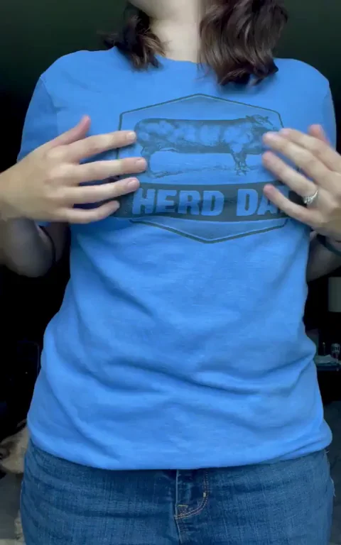 Married Slut Lifting Her Herd Day Tee 😏💦 Would You Still Fuck?