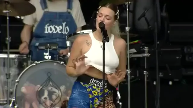 Tove Lo likes showing off her tits on stage