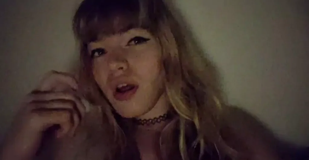 Needy Slut Teasing Her Wet Lips 😩💦👅