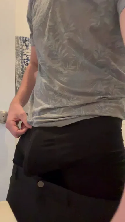 🍆 Massive Cock Bulge Tease in NYC 🗽