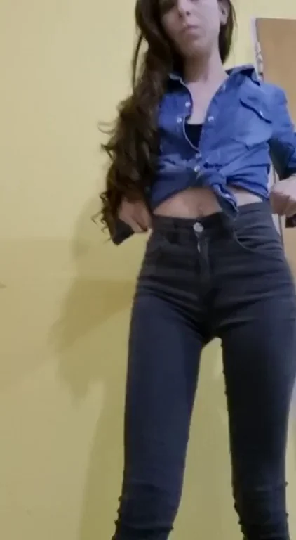 Latina Tease Drops Trousers to Flash Her Juicy Ass 🍑🔥