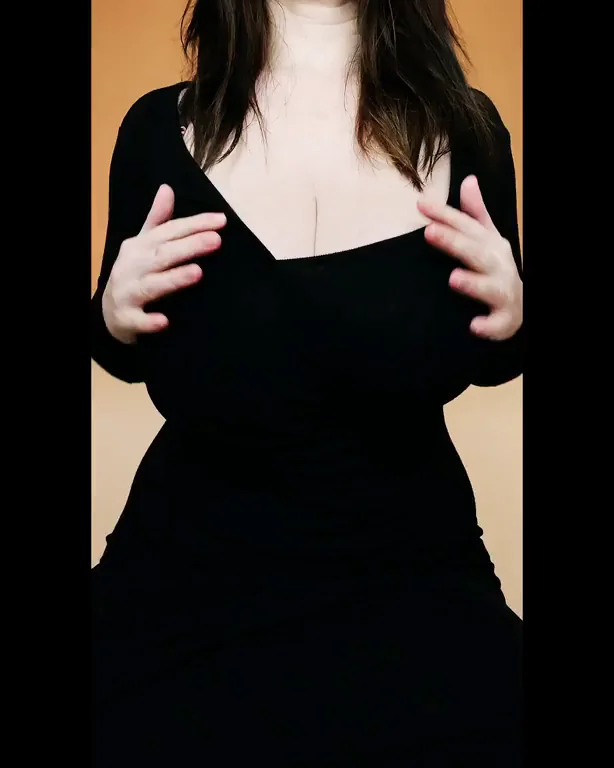 Big saggy boobs... For Monday. 😁ðŸ’‹