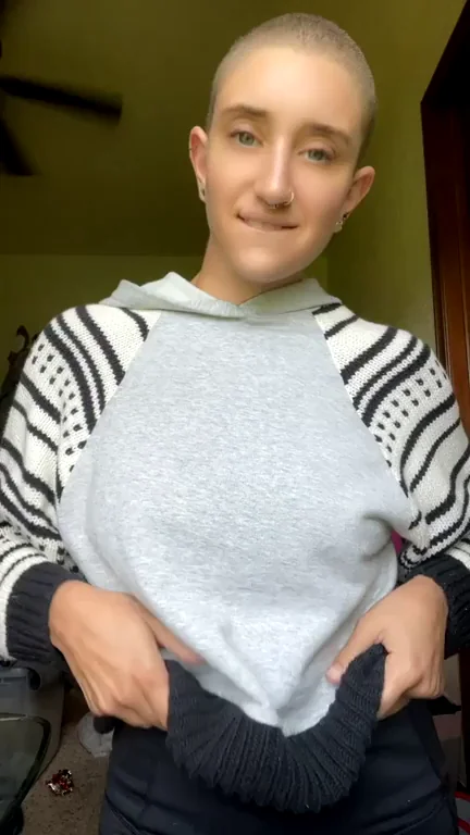 fresh haircut means new titty drop too 😁˜