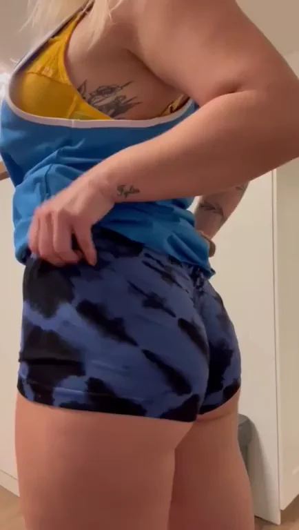 Yoga Slut Hiding Her Fuckdoll Curves 😈🍑